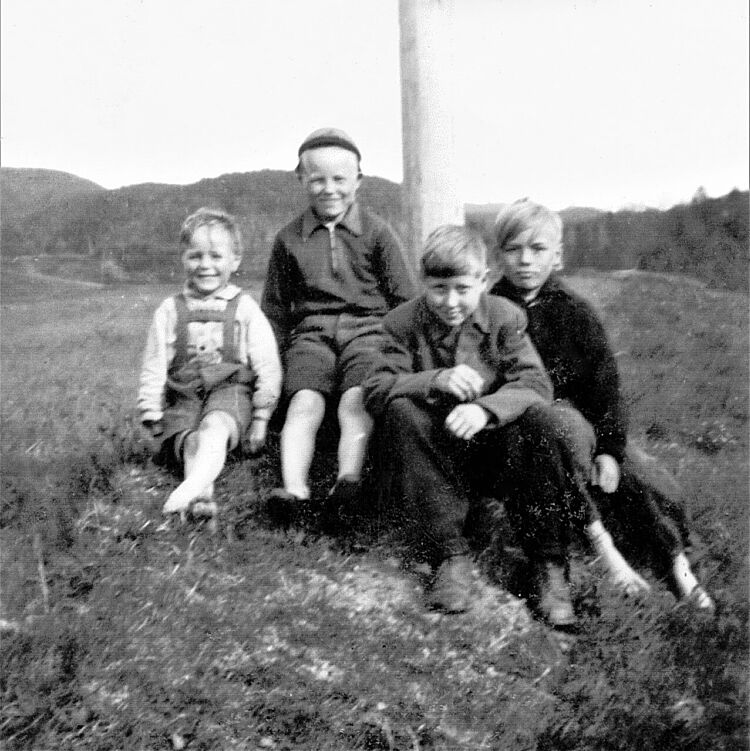 Arkivbilde fra familiealbum. Ole Samuel Kemi ytterst til høyre. Fotografi: Privat.