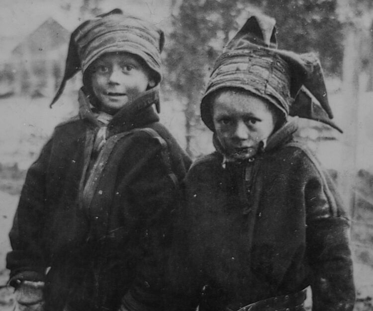 Mathis Johansen Sara til venstre. Mikkel Johansen Sara til høyre. Fotografi: Ukjent tysk soldat.